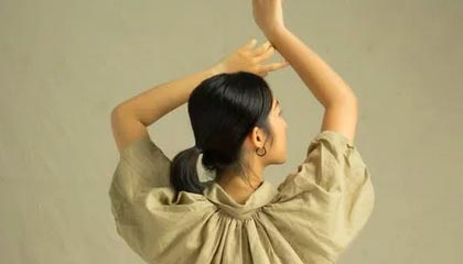 开云官网-有求必应，J.Cole在更衣室里给队友疯狂签名
